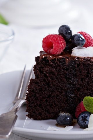 Обои выпечка, вегетарианский шоколадный торт с ягодами и ко, vegan chocolate cake with berries and coconut, pastries, cakes, vegetarian chocolate cake with berries and co разрешение 2880x1800 Загрузить