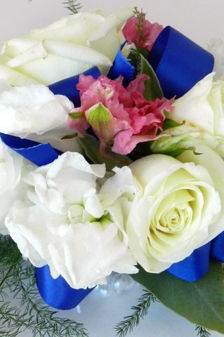 Обои красивый букет цветов, с синей ленточкой, a beautiful bouquet of flowers, with light blue ribbon разрешение 2048x1536 Загрузить