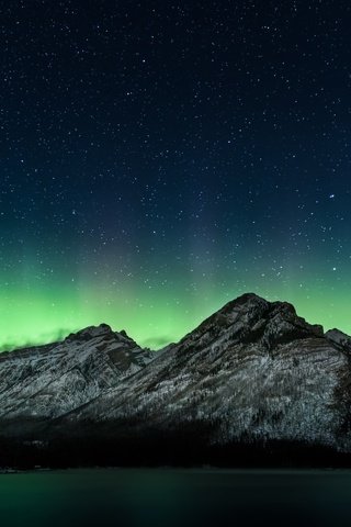 Обои небо, озеро, горы, отражение, звезды, северное сияние, the sky, lake, mountains, reflection, stars, northern lights разрешение 2048x1152 Загрузить