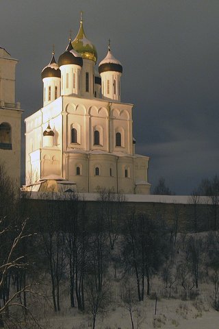 Обои псков, небо, храм, тучи, собор, город, россия, церковь, купола, pskov, the sky, temple, clouds, cathedral, the city, russia, church, dome разрешение 1920x1200 Загрузить