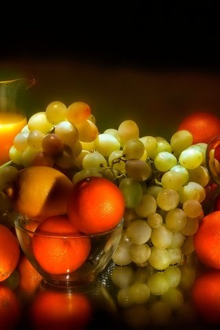 Обои виноград, фрукты, апельсины, черный фон, ягоды, лимоны, цитрусы, сок, grapes, fruit, oranges, black background, berries, lemons, citrus, juice разрешение 2560x1600 Загрузить