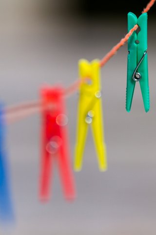 Обои цвета, фон, проволока, веревка, прищепки, color, background, wire, rope, clothespins разрешение 2048x1365 Загрузить