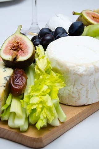 Обои виноград, фрукты, сыр, сельдерей, закуски, инжир, финик, grapes, fruit, cheese, celery, snacks, figs, date разрешение 2048x1278 Загрузить