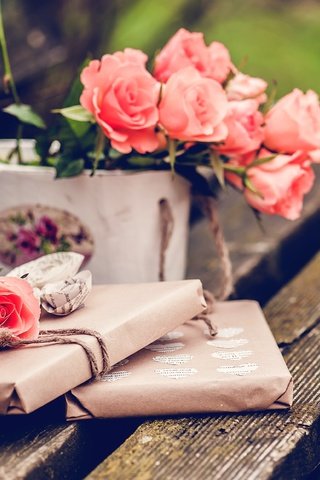 Обои цветы, розы, скамейка, подарок, flowers, roses, bench, gift разрешение 3730x2482 Загрузить