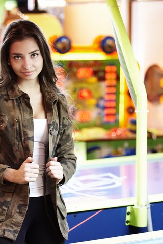 Обои девушка, взгляд, волосы, лицо, куртка, darina, аэрохоккей, girl, look, hair, face, jacket, air hockey разрешение 2000x1333 Загрузить