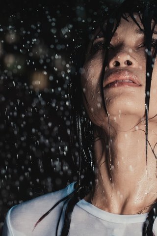 Обои девушка, портрет, взгляд, дождь, азиатка, мокрые волосы, капли дождя, girl, portrait, look, rain, asian, wet hair, raindrops разрешение 2880x1921 Загрузить