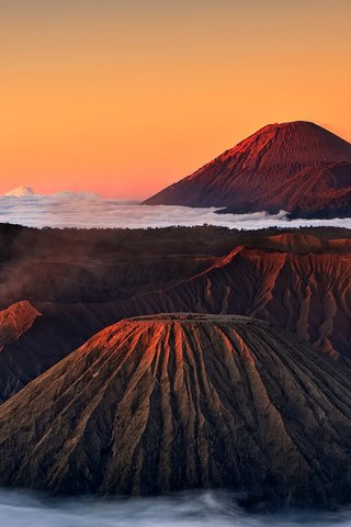 Обои небо, облака, горы, закат, туман, кратер, вулкан, the sky, clouds, mountains, sunset, fog, crater, the volcano разрешение 1920x1080 Загрузить