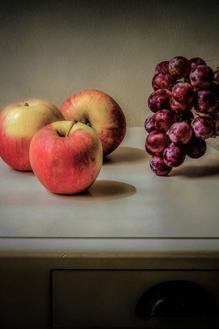 Обои виноград, фрукты, яблоки, стол, ваза, натюрморт, grapes, fruit, apples, table, vase, still life разрешение 4928x3090 Загрузить