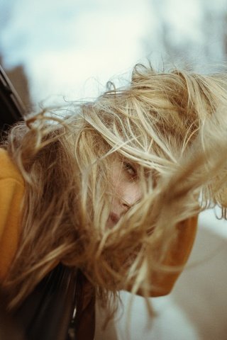 Обои девушка, блондинка, авто, модель, волосы, ветер, girl, blonde, auto, model, hair, the wind разрешение 2048x1365 Загрузить