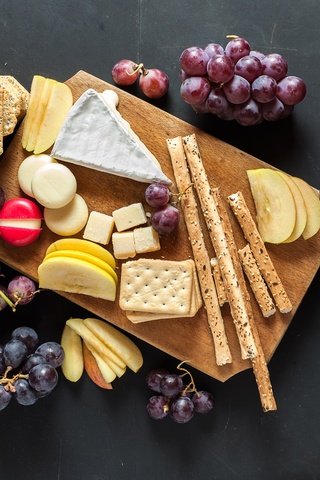 Обои виноград, яблоки, сыр, хлеб, вино, бутылка, печенье, grapes, apples, cheese, bread, wine, bottle, cookies разрешение 4732x3644 Загрузить