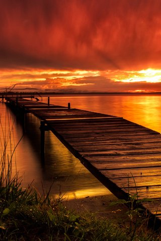 Обои небо, облака, вечер, озеро, мостик, закат, причал, зарево, the sky, clouds, the evening, lake, the bridge, sunset, pier, glow разрешение 2048x1338 Загрузить