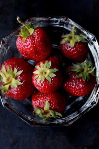 Обои клубника, черный фон, ягоды, спелая клубника, strawberry, black background, berries, ripe strawberries разрешение 4272x2848 Загрузить