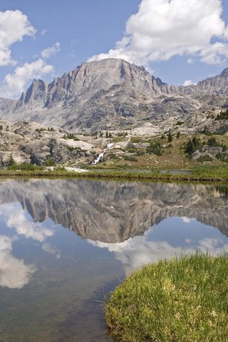 Обои небо, трава, облака, деревья, вода, горы, отражение, the sky, grass, clouds, trees, water, mountains, reflection разрешение 1920x1200 Загрузить