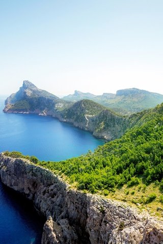 Обои деревья, скалы, берег, зелень, море, вид, солнечно, trees, rocks, shore, greens, sea, view, sunny разрешение 2160x1350 Загрузить