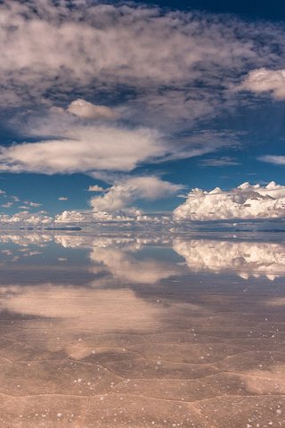 Обои небо, облака, вода, озеро, отражение, пейзаж, солончак, the sky, clouds, water, lake, reflection, landscape, saline разрешение 1920x1200 Загрузить