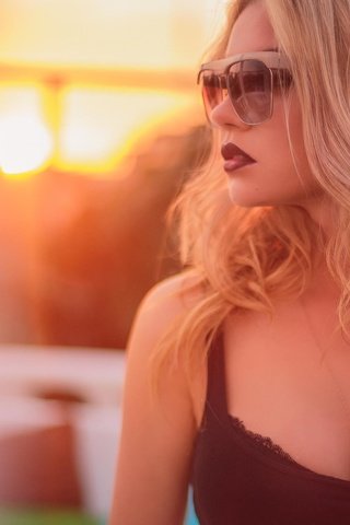 Обои закат, блондинка, модель, профиль, красная помада, декольте, волнистые волосы, солнцезащитные очки, sunset, blonde, model, profile, red lipstick, neckline, wavy hair, sunglasses разрешение 2048x1321 Загрузить