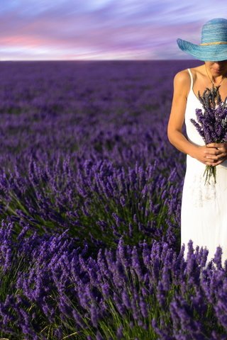 Обои цветы, девушка, поле, лаванда, модель, букет, шляпа, белое платье, flowers, girl, field, lavender, model, bouquet, hat, white dress разрешение 5947x3758 Загрузить