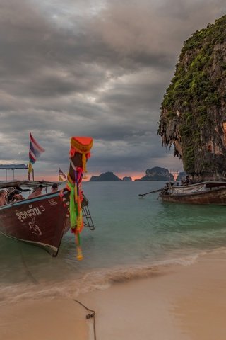 Обои берег, море, скала, лодка, таиланд, shore, sea, rock, boat, thailand разрешение 2048x1144 Загрузить