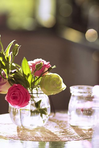 Обои цветы, розы, букет, ваза, салфетка, боке, flowers, roses, bouquet, vase, napkin, bokeh разрешение 3840x2400 Загрузить