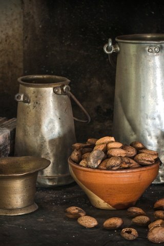 Обои орехи, кирпич, натюрморт, миндаль, бидон, ступка, утварь, nuts, brick, still life, almonds, cans, mortar, utensils разрешение 3708x2440 Загрузить