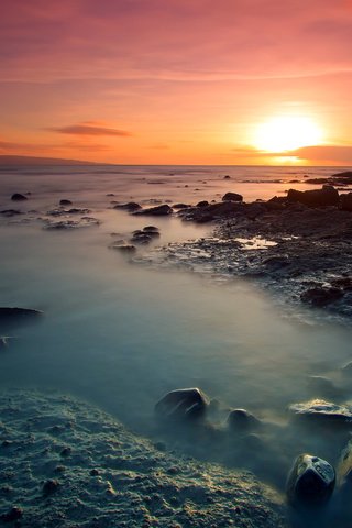 Обои небо, солнце, камни, берег, закат, море, пляж, the sky, the sun, stones, shore, sunset, sea, beach разрешение 2560x1790 Загрузить