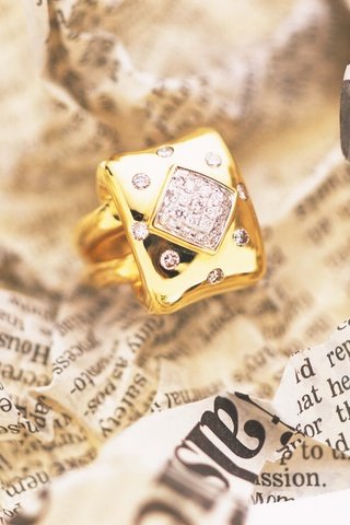 Обои кольцо, газета, золото, ювелирные украшения, ring, newspaper, gold, jewelry разрешение 4096x3072 Загрузить
