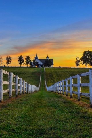 Обои небо, трава, деревья, утро, поле, забор, дом, the sky, grass, trees, morning, field, the fence, house разрешение 2560x1600 Загрузить