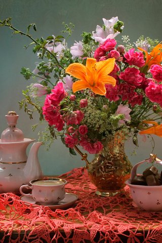 Обои цветы, столик, конфеты, натюрморт, букет, вазочка, чашка, чай, салфетка, чайник, кувшин, flowers, table, candy, still life, vase, bouquet, cup, tea, napkin, kettle, pitcher разрешение 2288x1524 Загрузить