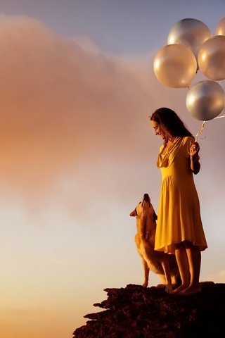 Обои шары, девушка, поза, взгляд, собака, balls, girl, pose, look, dog разрешение 2048x1284 Загрузить