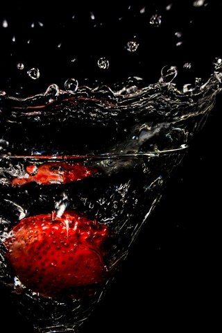 Обои вода, клубника, брызги, бокал, черный фон, фужер, water, strawberry, squirt, glass, black background разрешение 2048x1512 Загрузить