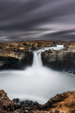 Обои небо, скалы, камни, водопад, исландия, пасмурно, the sky, rocks, stones, waterfall, iceland, overcast разрешение 2000x1334 Загрузить