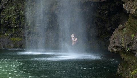 Обои озеро, скала, водопад, пара, lake, rock, waterfall, pair разрешение 3460x2524 Загрузить