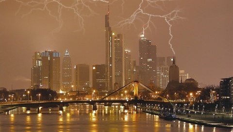 Обои тучи, молния, город, clouds, lightning, the city разрешение 1999x1333 Загрузить