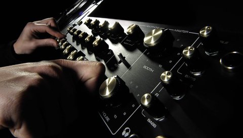 Обои черный, пальцы, усилитель, black, fingers, amplifier разрешение 2000x1329 Загрузить