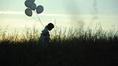 Обои небо, трава, вечер, поле, грусть, девочка, одиночество, шарики, the sky, grass, the evening, field, sadness, girl, loneliness, balls разрешение 3872x2592 Загрузить