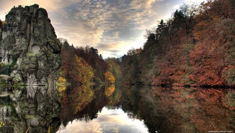 Обои деревья, вода, озеро, скала, осень, trees, water, lake, rock, autumn разрешение 1920x1080 Загрузить