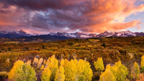 Обои небо, облака, горы, лес, закат, осень, the sky, clouds, mountains, forest, sunset, autumn разрешение 2048x1346 Загрузить