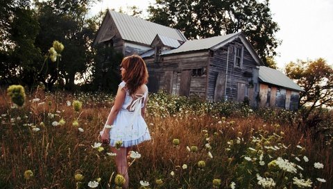 Обои цветы, девушка, поле, дом, голубое платье, flowers, girl, field, house, blue dress разрешение 1920x1200 Загрузить