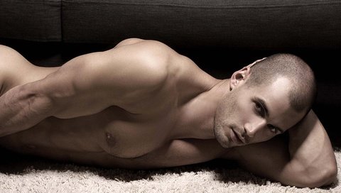 Обои обнаженный красавчик лежит на диване, naked hottie lies on the couch разрешение 1920x1080 Загрузить