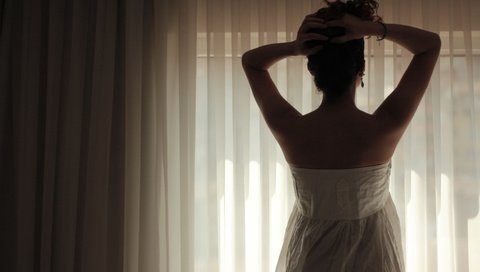 Обои девушка, шторы, платье, брюнетка, тень, спина, girl, curtains, dress, brunette, shadow, back разрешение 3504x2336 Загрузить