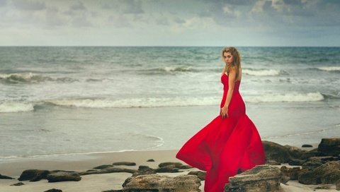 Обои камни, океан, девушка, волосы, пейзаж, лицо, море, красное платье, блондинка, горизонт, взгляд, модель, stones, the ocean, girl, hair, landscape, face, sea, red dress, blonde, horizon, look, model разрешение 1921x1080 Загрузить