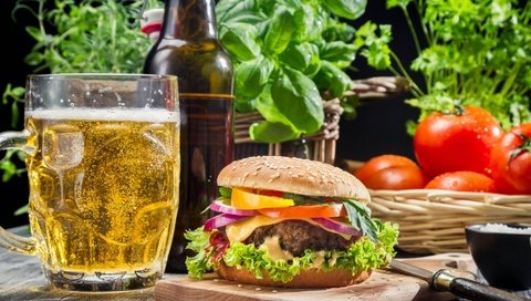Обои зелень, гамбургер, бутылка, пиво, помидоры, томаты, кружка пива, greens, hamburger, bottle, beer, tomatoes, beer mug разрешение 1920x1190 Загрузить