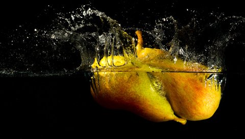 Обои вода, капли, фрукты, брызги, черный фон, плоды, груши, water, drops, fruit, squirt, black background, pear разрешение 4500x2782 Загрузить