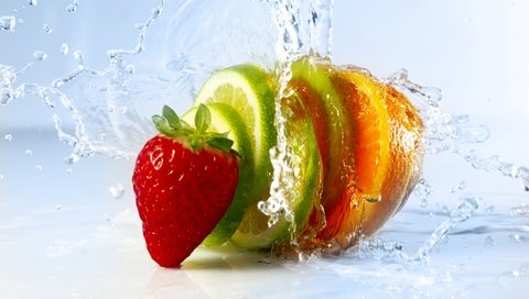 Обои вода, ягода, клубника, брызги, дольки, цитрусы, water, berry, strawberry, squirt, slices, citrus разрешение 2880x1928 Загрузить