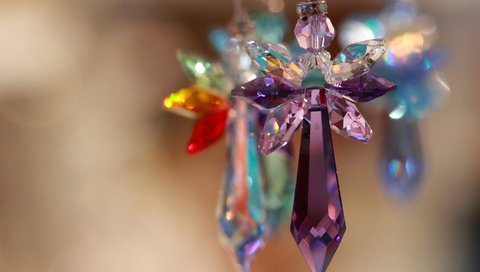 Обои макро, разноцветные, стекло, кристаллы, украшение, крестик, боке, macro, colorful, glass, crystals, decoration, cross, bokeh разрешение 2880x1920 Загрузить
