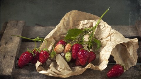 Обои клубника, бумага, ягоды, strawberry, paper, berries разрешение 2000x1298 Загрузить