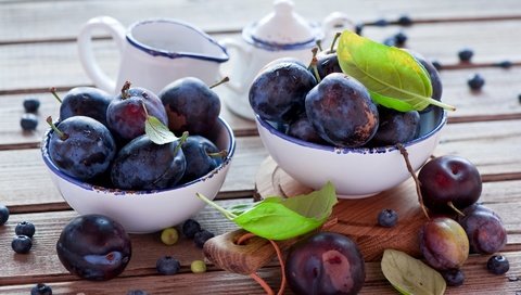 Обои фрукты, стол, ягоды, листики, чашки, сливы, fruit, table, berries, leaves, cup, plum разрешение 2000x1299 Загрузить