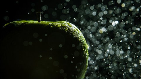 Обои макро, капли, фрукты, фотограф, яблоко, зеленое, hannes hochsmann, macro, drops, fruit, photographer, apple, green разрешение 2000x1334 Загрузить