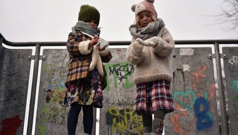 Обои дети, улица, холод, девочки, холодно, перчатки, детишек, knit hat, outside, children, street, cold, girls, gloves, kids разрешение 2300x1536 Загрузить