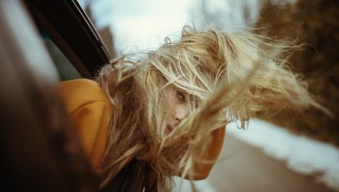 Обои девушка, блондинка, авто, модель, волосы, ветер, girl, blonde, auto, model, hair, the wind разрешение 2048x1365 Загрузить